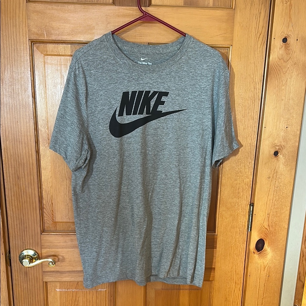 Nike Men's Gray T-Shirt